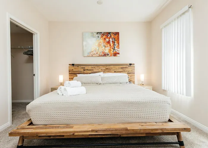 Luxury One Bedroom Minutes From The Grove
