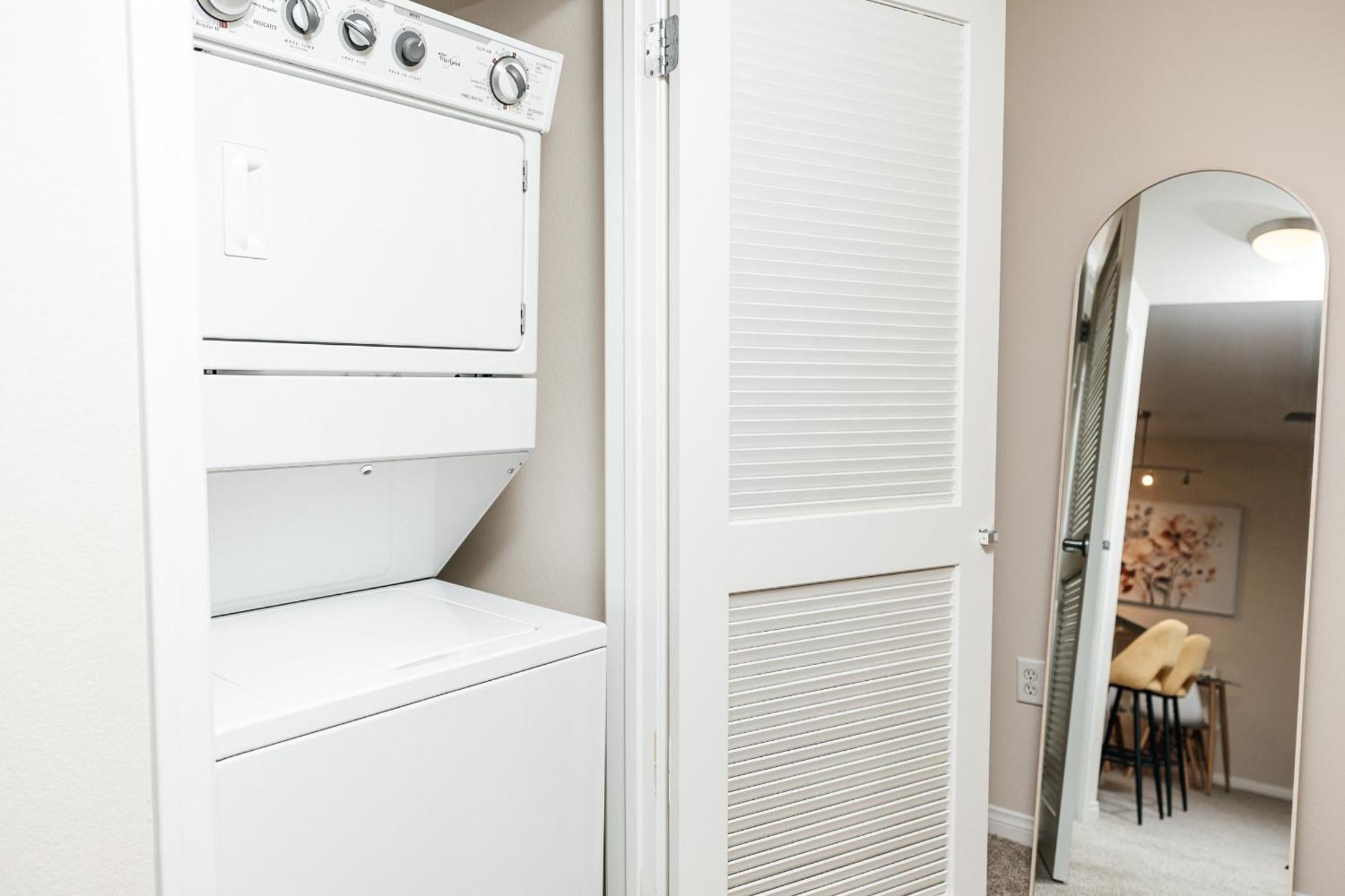 Luxury One Bedroom Minutes From The Grove Appartement