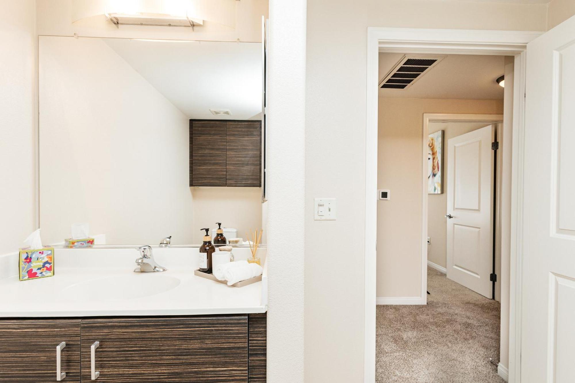 Luxury One Bedroom Minutes From The Grove Appartement *